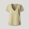T-shirt com decote em V e logótipo bordado