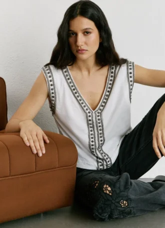 T-shirt com decote em V e tachas
