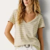 T-shirt com decote em V às riscas