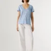 T-shirt com decote em V às riscas T-shirt com decote em V às riscas