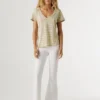 T-shirt com decote em V às riscas