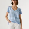 T-shirt com decote em V às riscas T-shirt com decote em V às riscas