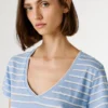 T-shirt com decote em V às riscas T-shirt com decote em V às riscas