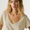 T-shirt com decote em V às riscas
