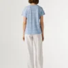 T-shirt com decote em V às riscas T-shirt com decote em V às riscas