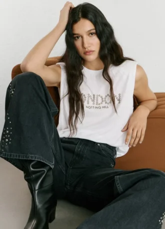 T-shirt com detalhes de tachas