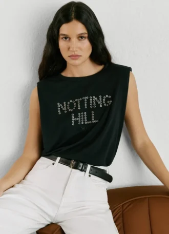 T-shirt com detalhes de tachas