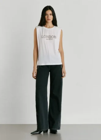 T-shirt com detalhes de tachas