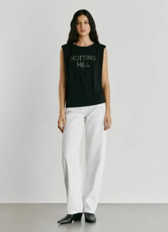 T-shirt com detalhes de tachas