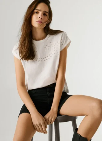 T-shirt com detalhes florais em renda