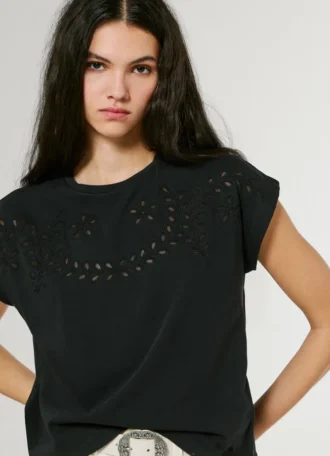 T-shirt com detalhes florais em renda