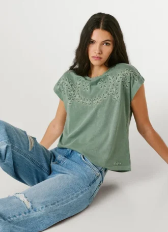 T-shirt com detalhes florais em renda