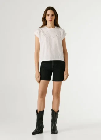 T-shirt com detalhes florais em renda
