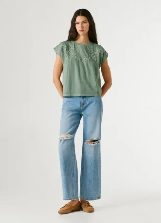 T-shirt com detalhes florais em renda