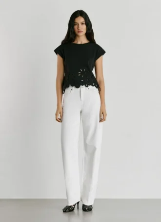 T-shirt com flores em renda