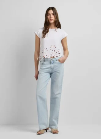 T-shirt com flores em renda