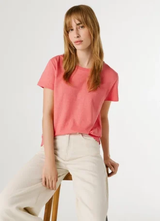 T-shirt com logótipo bordado