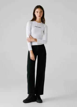 T-shirt com logótipo bordado
