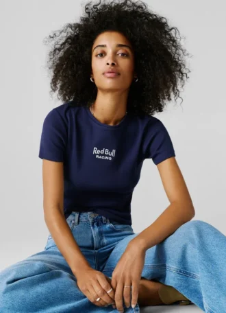 T-shirt com logótipo bordado em canelado T-shirt com logótipo bordado em canelado