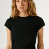 T-shirt com logótipo bordado em malha canelada T-shirt com logótipo bordado em malha canelada