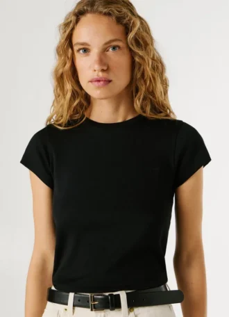 T-shirt com logótipo bordado em malha canelada