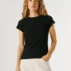 T-shirt com logótipo bordado em malha canelada T-shirt com logótipo bordado em malha canelada