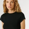 T-shirt com logótipo bordado em malha canelada T-shirt com logótipo bordado em malha canelada
