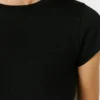 T-shirt com logótipo bordado em malha canelada T-shirt com logótipo bordado em malha canelada