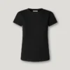 T-shirt com logótipo bordado em malha canelada T-shirt com logótipo bordado em malha canelada