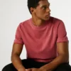 T-shirt com logótipo e corte regular T-shirt com logótipo e corte regular