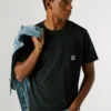 T-shirt de corte regular com bolso à frente