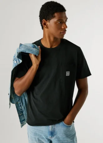 T-shirt de corte regular com bolso à frente