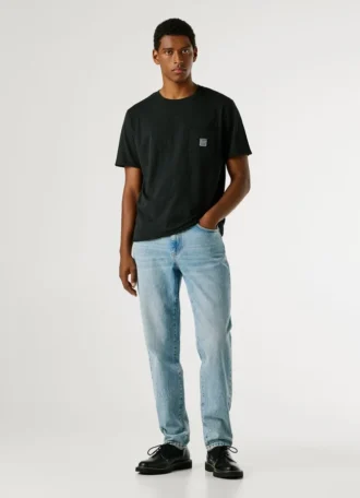 T-shirt de corte regular com bolso à frente