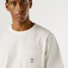 T-shirt de corte regular com bolso à frente