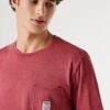T-shirt de corte regular com bolso à frente
