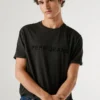 T-shirt de corte regular com logótipo bordado T-shirt de corte regular com logótipo bordado