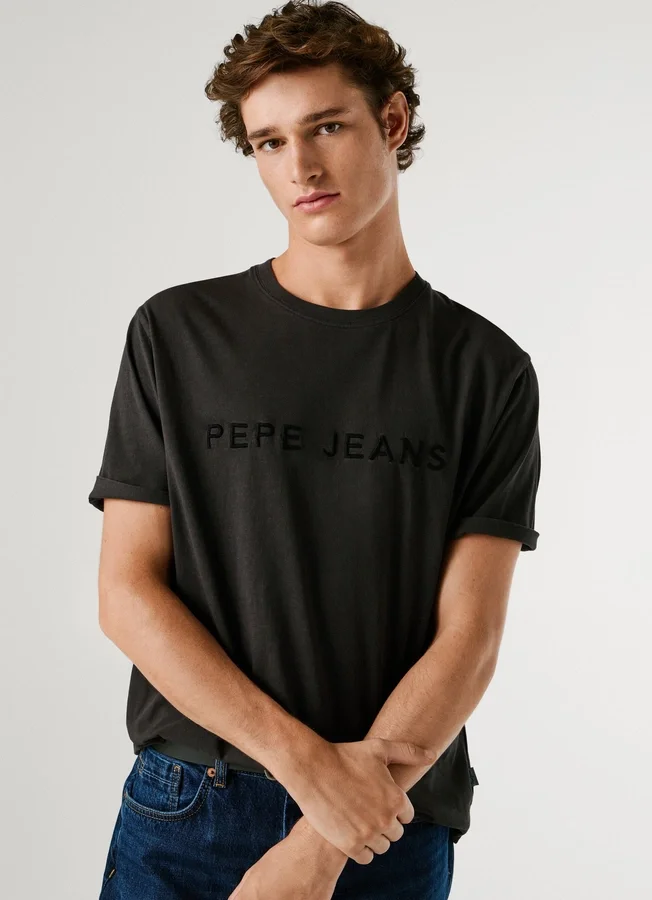 T-shirt de corte regular com logótipo bordado T-shirt de corte regular com logótipo bordado