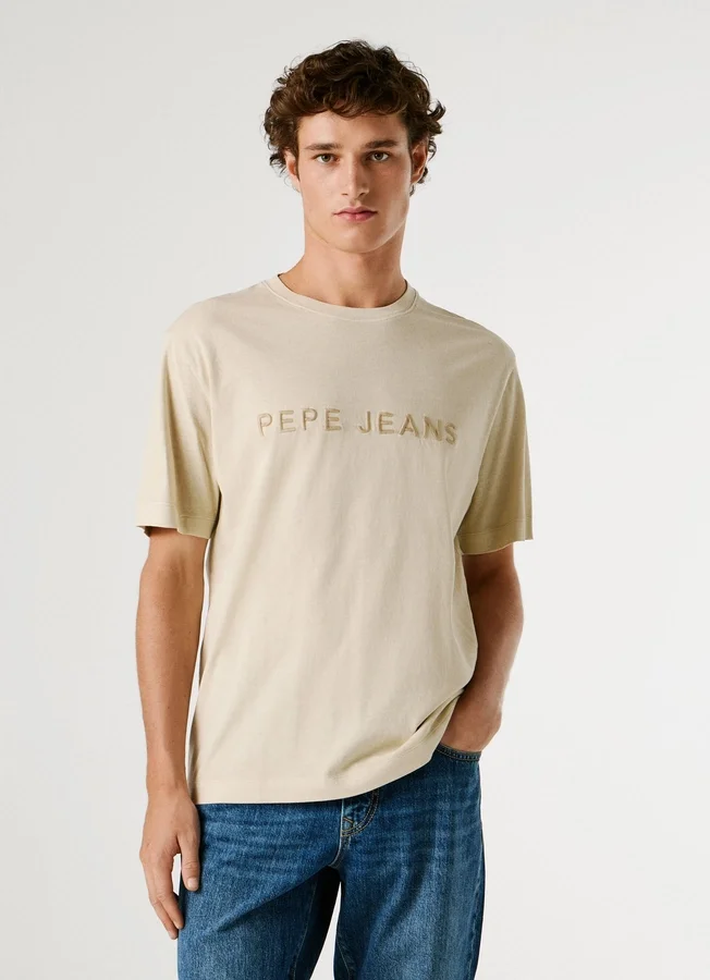 T-shirt de corte regular com logótipo bordado T-shirt de corte regular com logótipo bordado