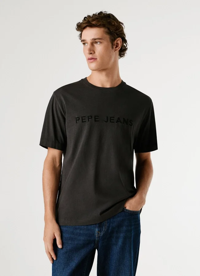 T-shirt de corte regular com logótipo bordado T-shirt de corte regular com logótipo bordado