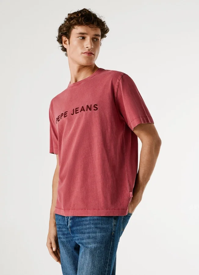 T-shirt de corte regular com logótipo bordado T-shirt de corte regular com logótipo bordado