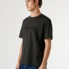 T-shirt de corte regular com logótipo bordado T-shirt de corte regular com logótipo bordado