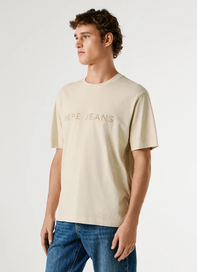 T-shirt de corte regular com logótipo bordado T-shirt de corte regular com logótipo bordado