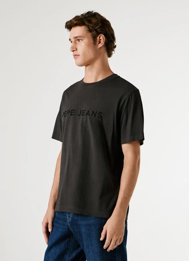 T-shirt de corte regular com logótipo bordado T-shirt de corte regular com logótipo bordado