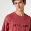 T-shirt de corte regular com logótipo bordado T-shirt de corte regular com logótipo bordado