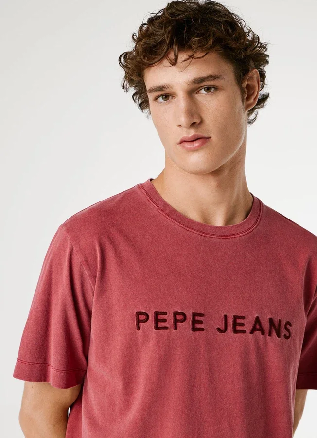 T-shirt de corte regular com logótipo bordado T-shirt de corte regular com logótipo bordado