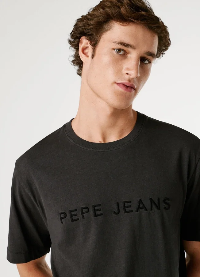 T-shirt de corte regular com logótipo bordado T-shirt de corte regular com logótipo bordado