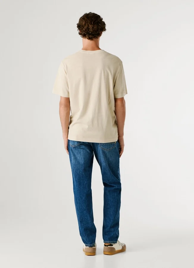 T-shirt de corte regular com logótipo bordado T-shirt de corte regular com logótipo bordado
