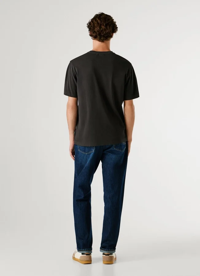 T-shirt de corte regular com logótipo bordado T-shirt de corte regular com logótipo bordado