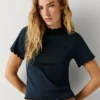 T-shirt Pointelle com logótipo bordado T-shirt Pointelle com logótipo bordado