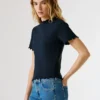 T-shirt Pointelle com logótipo bordado T-shirt Pointelle com logótipo bordado